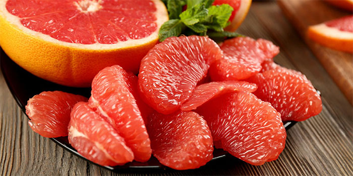 Không nên ăn bưởi sau khi hút thuốc hoặc uống rượu.