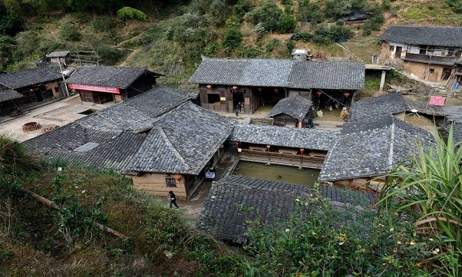 Xung quanh làng có những cánh rừng rậm rạp cùng không khí trong lành.