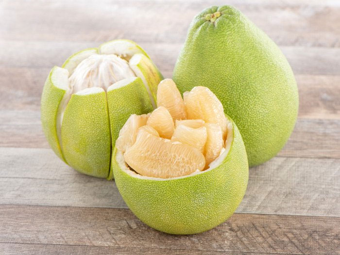Bưởi hỗ trợ hấp thụ canxi và sắt, rất tốt cho sức khỏe.