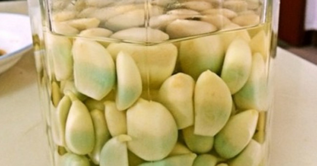 Tìm Hiểu Về Tình Trạng Tỏi Ngâm Giấm Chuyển Màu Xanh Có Đáng Ngại Không?