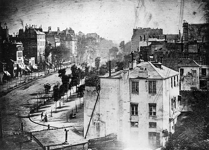 Một trong những bức ảnh được chụp vào năm 1838 bởi nhà phát minh Louis Daguerre.