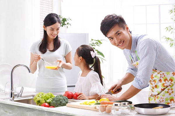 Không nên mang dép xỏ ngón khi nấu ăn