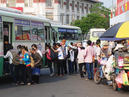 Không nên đi dép xỏ ngón khi đi phương tiện công cộng