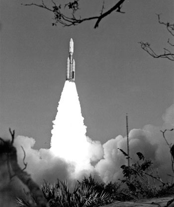 Phương tiện phóng Titan/Centaur-6 đưa tàu Voyager 1 bay lên từ Trung tâm Vũ trụ Kennedy