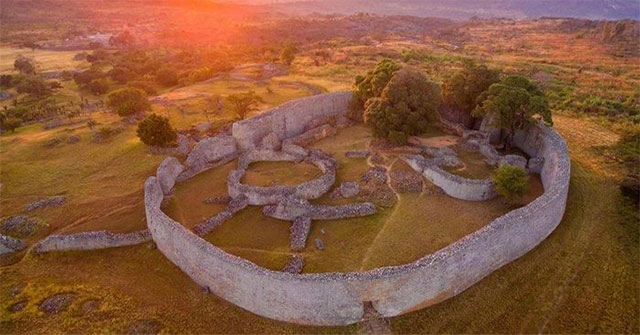 Khám Phá Bí Ẩn Vương Quốc Đá Đại Zimbabwe: Những Di Sản Huy Hoàng