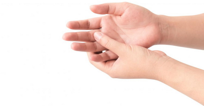 Hiểu Biết Về Triệu Chứng Và Phương Pháp Chữa Trị Ngón Tay Bị Gãy Bút Chì