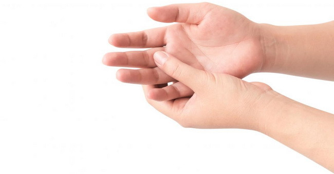 Đây là một hình ảnh mô tả chấn thương ngón tay gãy bút chì.