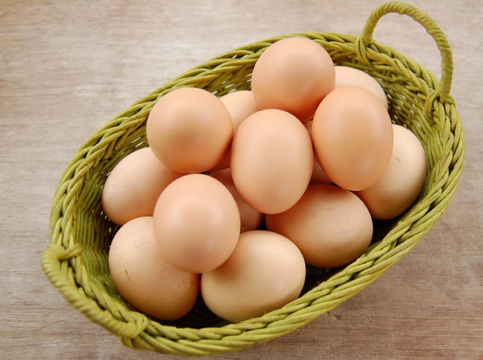 Cho quá nhiều gia vị vào trứng không tốt.