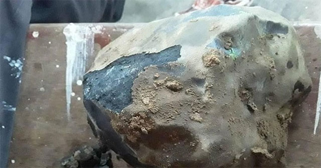 Khi một thiên thạch rơi xuyên mái: câu chuyện về khối Kolang và giá trị của một viên đá cổ