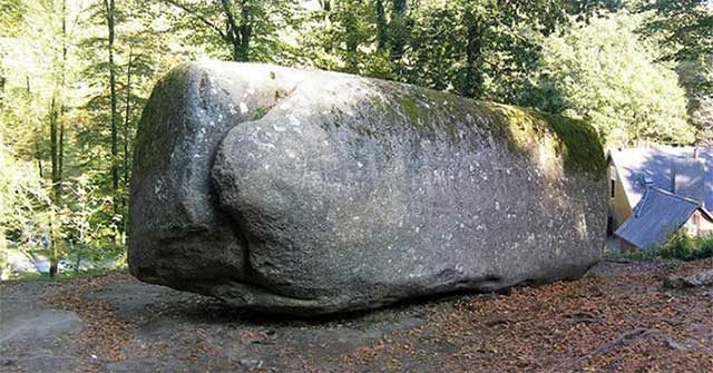 Bí ẩn tảng Trembling ở rừng Huelgoat: Làm thế nào người thường có thể ‘dịch’ 137 tấn?