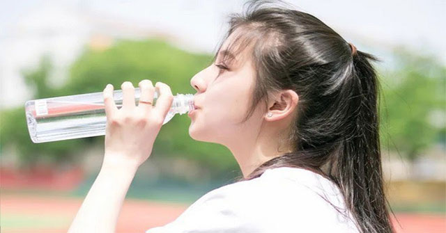 Uống quá nhiều nước có hại thế nào và ai cần thận trọng?